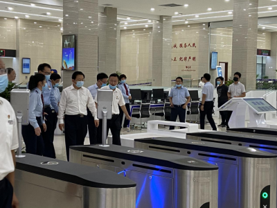 龙8翼闸+人脸识别测温一体机入驻国税局